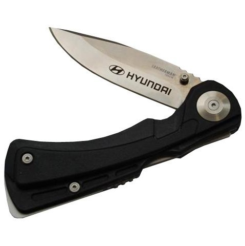 Черный складной нож с лазерной гравировкой логотипа Hyundai на лезвии