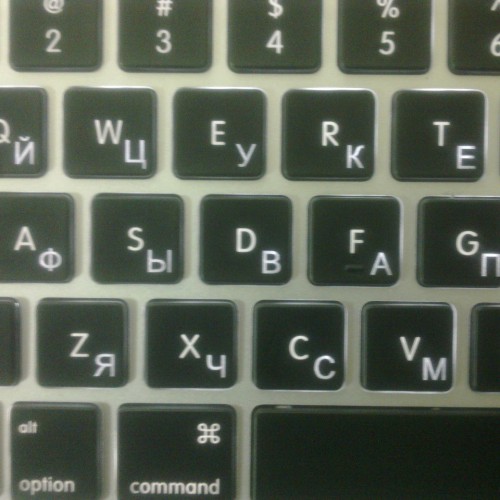 Лазерная гравировка русских букв на клавиатуре ноутбука MacBook