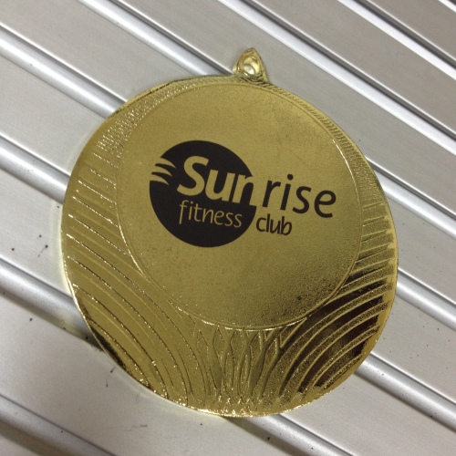 Золотая медаль с лазерной гравировкой логотипа Sunrise Fitness Club